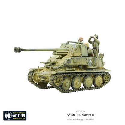 Marder III Sd.Kfz 139 - Bolt Action 1/56 28mm - niszczyciel czołgów z długą armatą 76,2mm PaK 36(r) L/51 w kamuflażu dunkelgelb z dwoma członkami załogi - widok z boku z trzema czwartymi - Warlord Games