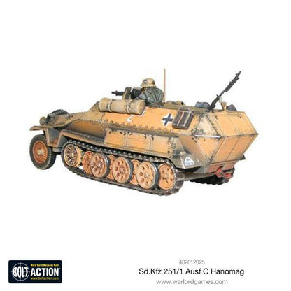 Sd.Kfz 251/1 Ausf C Hanomag - Bolt Action 1/56 28mm - półgąsienicowiec z dwoma karabinami maszynowymi MG34 w kamuflażu pustynnym dunkelgelb z dwoma członkami załogi - widok z boku z trzema czwartymi - Warlord Games