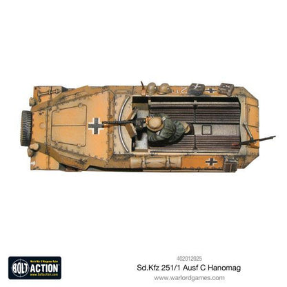 Sd.Kfz 251/1 Ausf C Hanomag - Bolt Action 1/56 28mm - półgąsienicowiec w kamuflażu pustynnym dunkelgelb z dwoma członkami załogi i karabinami maszynowymi - widok z góry pokazujący wnętrze zakrzywione płyty pancerza i krzyże balkenkreuz - Warlord Games