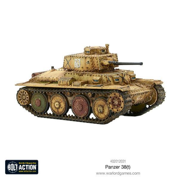 Panzer 38(t) - Bolt Action 1/56 28mm - czołg lekki z armatą 37mm KwK 38(t) w kamuflażu pustynnym numer G1 z dowódcą i efektami weathering - widok z boku z trzema czwartymi - Warlord Games