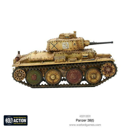 Panzer 38(t) - Bolt Action 1/56 28mm - czołg lekki z armatą 37mm KwK 38(t) w kamuflażu pustynnym numer G1 z dowódcą i efektami weathering - widok z boku - Warlord Games
