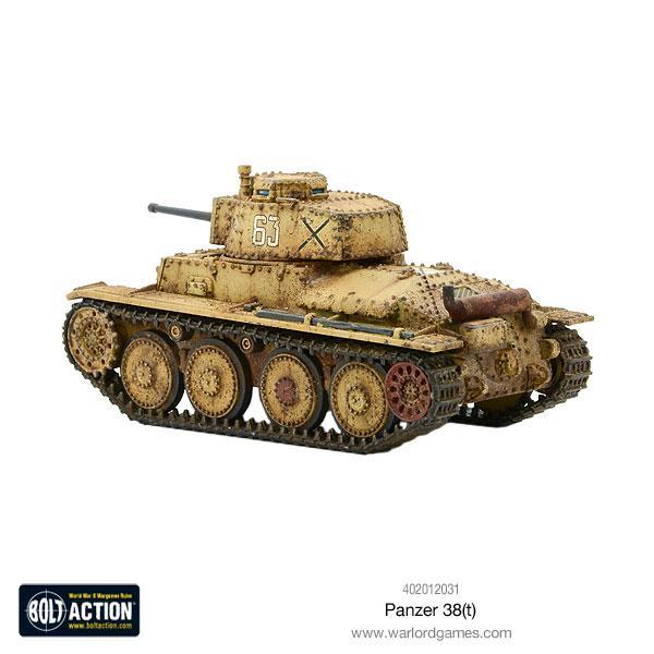 Panzer 38(t) - Bolt Action 1/56 28mm - czołg lekki z armatą 37mm KwK 38(t) w kamuflażu pustynnym z dowódcą i kolorowymi kołami jezdnymi - widok z tyłu z trzema czwartymi - Warlord Games