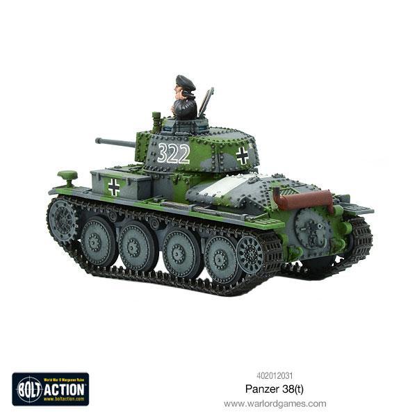 Panzer 38(t) - Bolt Action 1/56 28mm - czołg lekki z armatą 37mm KwK 38(t) w kamuflażu zielonym numer 322 z dowódcą i krzyżami balkenkreuz - widok z boku z trzema czwartymi - Warlord Games
