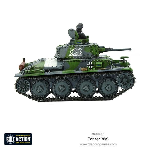  Panzer 38(t) - Bolt Action 1/56 28mm - czołg lekki z armatą 37mm KwK 38(t) w kamuflażu zielonym numer 322 z dowódcą i krzyżami balkenkreuz - widok z boku - Warlord Games