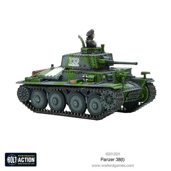 Panzer 38(t) - Bolt Action 1/56 28mm - czołg lekki z armatą 37mm KwK 38(t) w kamuflażu zielonym numer 322 z dowódcą i krzyżami balkenkreuz - widok z przodu z trzema czwartymi - Warlord Games