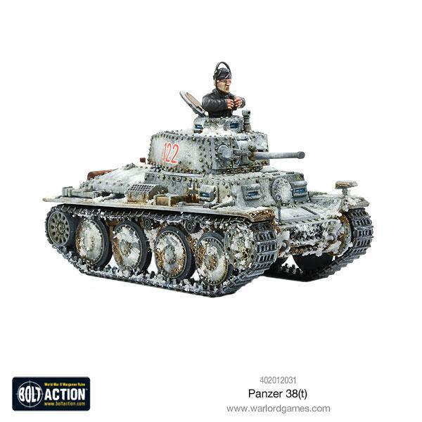 Panzer 38(t) - Bolt Action 1/56 28mm - czołg lekki z armatą 37mm KwK 38(t) w zimowym kamuflażu białym numer 122 czerwony z dowódcą i efektami weathering śnieg - widok z boku z trzema czwartymi - Warlord Games