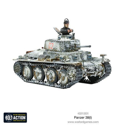 Panzer 38(t) - Bolt Action 1/56 28mm - czołg lekki z armatą 37mm KwK 38(t) w zimowym kamuflażu białym numer 122 czerwony z dowódcą i efektami weathering śnieg - widok z boku z trzema czwartymi - Warlord Games
