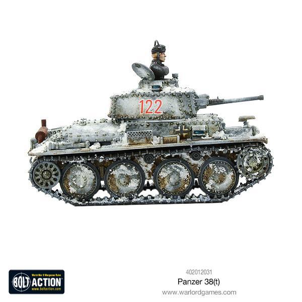 Panzer 38(t) - Bolt Action 1/56 28mm - czołg lekki z armatą 37mm KwK 38(t) w zimowym kamuflażu białym numer 122 czerwony z dowódcą i efektami weathering śnieg - widok z boku - Warlord Games