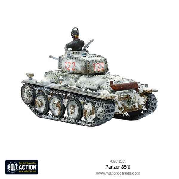 Panzer 38(t) - Bolt Action 1/56 28mm - czołg lekki z armatą 37mm KwK 38(t) w zimowym kamuflażu białym numer 122 czerwony z dowódcą i efektami weathering śnieg błoto - widok z tyłu z trzema czwartymi - Warlord Games