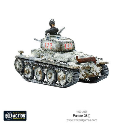 Panzer 38(t) - Bolt Action 1/56 28mm - czołg lekki z armatą 37mm KwK 38(t) w zimowym kamuflażu białym numer 122 czerwony z dowódcą i efektami weathering śnieg błoto - widok z tyłu z trzema czwartymi - Warlord Games
