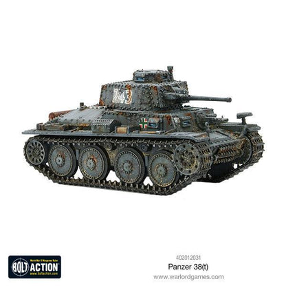 Panzer 38(t) - Bolt Action 1/56 28mm - czołg lekki z armatą 37mm KwK 38(t) w kamuflażu ambush numer 143 z krzyżem balkenkreuz i efektami weathering - widok z boku z trzema czwartymi - Warlord Games