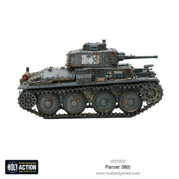 Panzer 38(t) - Bolt Action 1/56 28mm - czołg lekki z armatą 37mm KwK 38(t) w kamuflażu ambush numer 243 z krzyżem balkenkreuz i efektami weathering - widok z boku - Warlord Games