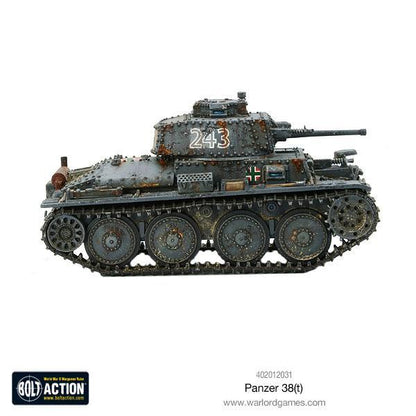 Panzer 38(t) - Bolt Action 1/56 28mm - czołg lekki z armatą 37mm KwK 38(t) w kamuflażu ambush numer 243 z krzyżem balkenkreuz i efektami weathering - widok z boku - Warlord Games