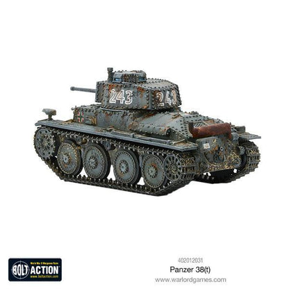  Panzer 38(t) - Bolt Action 1/56 28mm - czołg lekki z armatą 37mm KwK 38(t) w kamuflażu ambush węgierski z żółtym słońcem czerwonym numerem H2 i efektami weathering - widok z tyłu z trzema czwartymi - Warlord Games