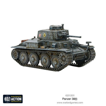 Panzer 38(t) - Bolt Action 1/56 28mm - czołg lekki z armatą 37mm KwK 38(t) w kamuflażu zielonym rumuński z żółtym krzyżem Michała Archanioła i efektami weathering - widok z boku z trzema czwartymi - Warlord Games
