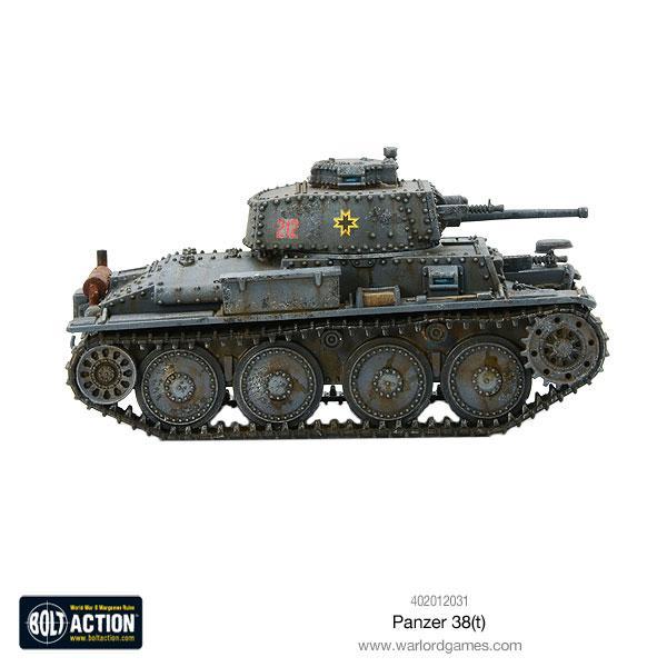 Panzer 38(t) - Bolt Action 1/56 28mm - czołg lekki z armatą 37mm KwK 38(t) w kamuflażu zielonym rumuński z żółtym krzyżem Michała Archanioła i efektami weathering - widok z boku - Warlord Games
