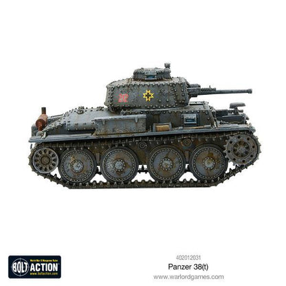 Panzer 38(t) - Bolt Action 1/56 28mm - czołg lekki z armatą 37mm KwK 38(t) w kamuflażu zielonym rumuński z żółtym krzyżem Michała Archanioła i efektami weathering - widok z boku - Warlord Games