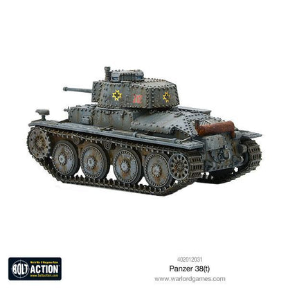 Panzer 38(t) - Bolt Action 1/56 28mm - czołg lekki z armatą 37mm KwK 38(t) w kamuflażu zielonym rumuński z żółtymi słońcami i czerwonym numerem H2 - widok z tyłu z trzema czwartymi - Warlord Games