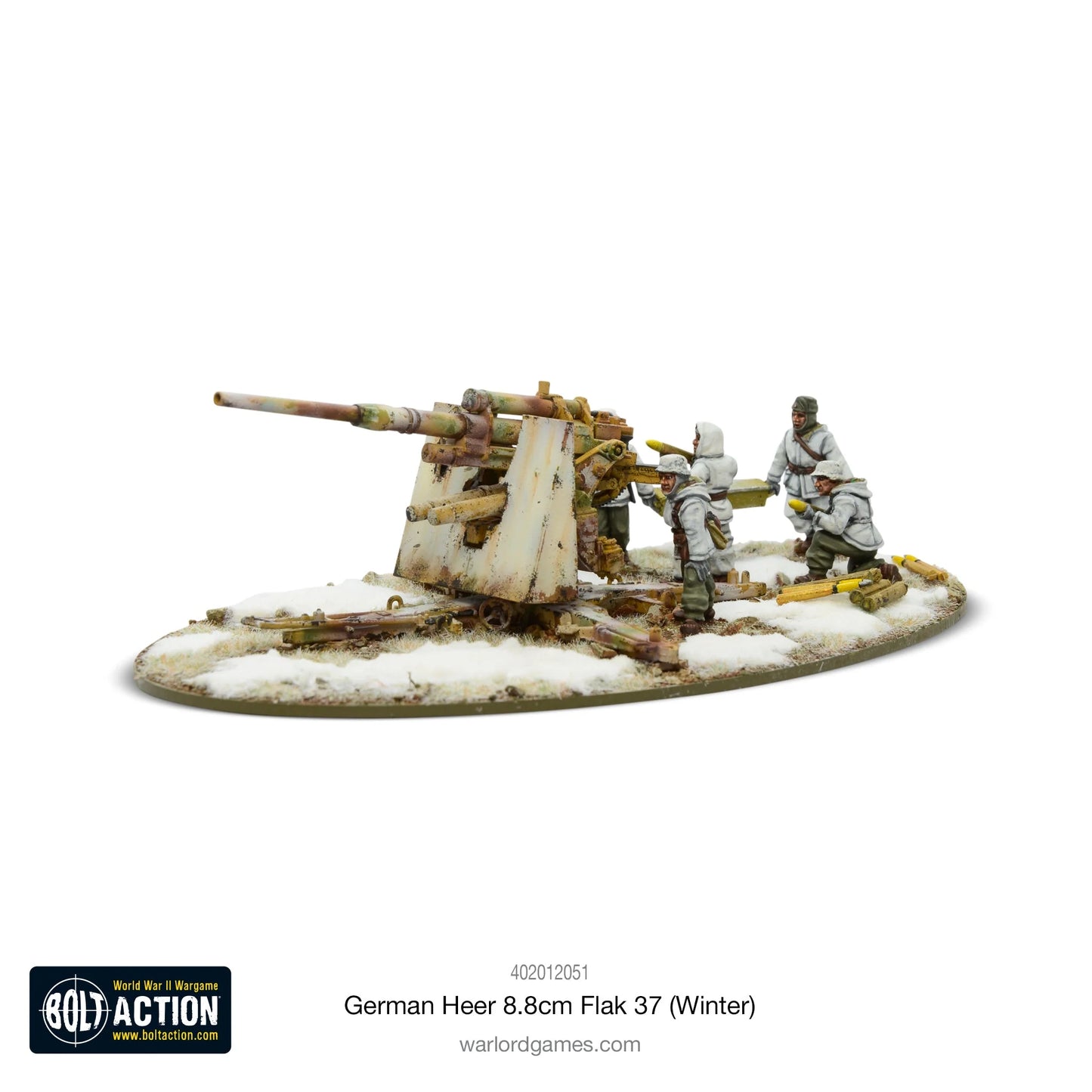German Heer 8.8cm Flak 37 Winter Bolt Action - widok z prawej strony, działo 88mm skierowane w lewo, 3 figurki załogi w białych mundurach zimowych przy obsłudze działa, owalna podstawka ze śniegiem, logo Bolt Action, kod 402012051