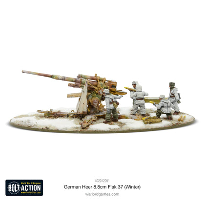 German Heer 8.8cm Flak 37 Winter Bolt Action - widok z prawej tylnej strony, działo 88mm skierowane w lewo z uniesionym lufą, 4 figurki załogi w białych mundurach zimowych podające amunicję i obsługujące działo, owalna podstawka ze śniegiem, logo Bolt Action
