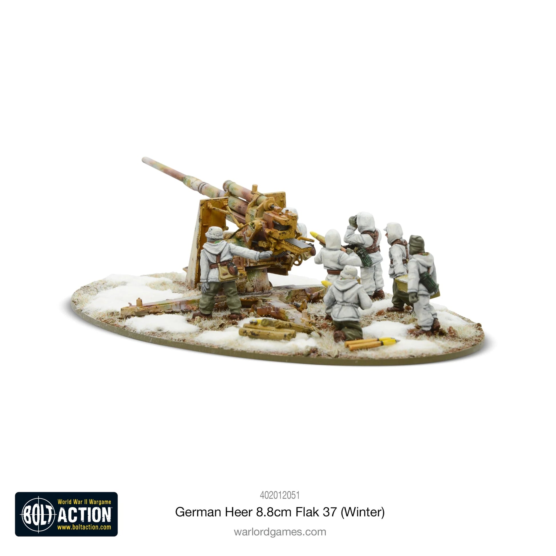 German Heer 8.8cm Flak 37 Winter Bolt Action - widok z lewej tylnej strony, działo 88mm w zimowym kamuflażu, 5 figurek załogi w białych mundurach zimowych wokół działa z łuskami i skrzynkami amunicji na podstawce ze śniegiem, logo Bolt Action, kod 402012051