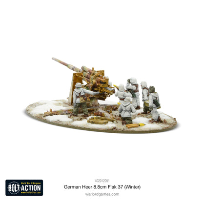 German Heer 8.8cm Flak 37 Winter Bolt Action - widok z lewej tylnej strony, działo 88mm w zimowym kamuflażu, 5 figurek załogi w białych mundurach zimowych wokół działa z łuskami i skrzynkami amunicji na podstawce ze śniegiem, logo Bolt Action, kod 402012051