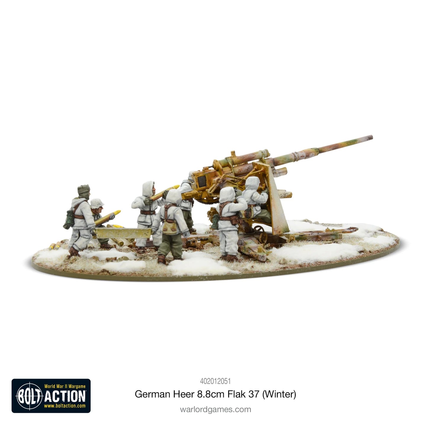 German Heer 8.8cm Flak 37 Winter Bolt Action - widok z prawej strony, działo 88mm w zimowym kamuflażu biało-dunkelgelb z zielonymi plamami, 5 figurek załogi w białych mundurach zimowych obsługujących działo, owalna podstawka ze śniegiem i trawą, kod 402012051