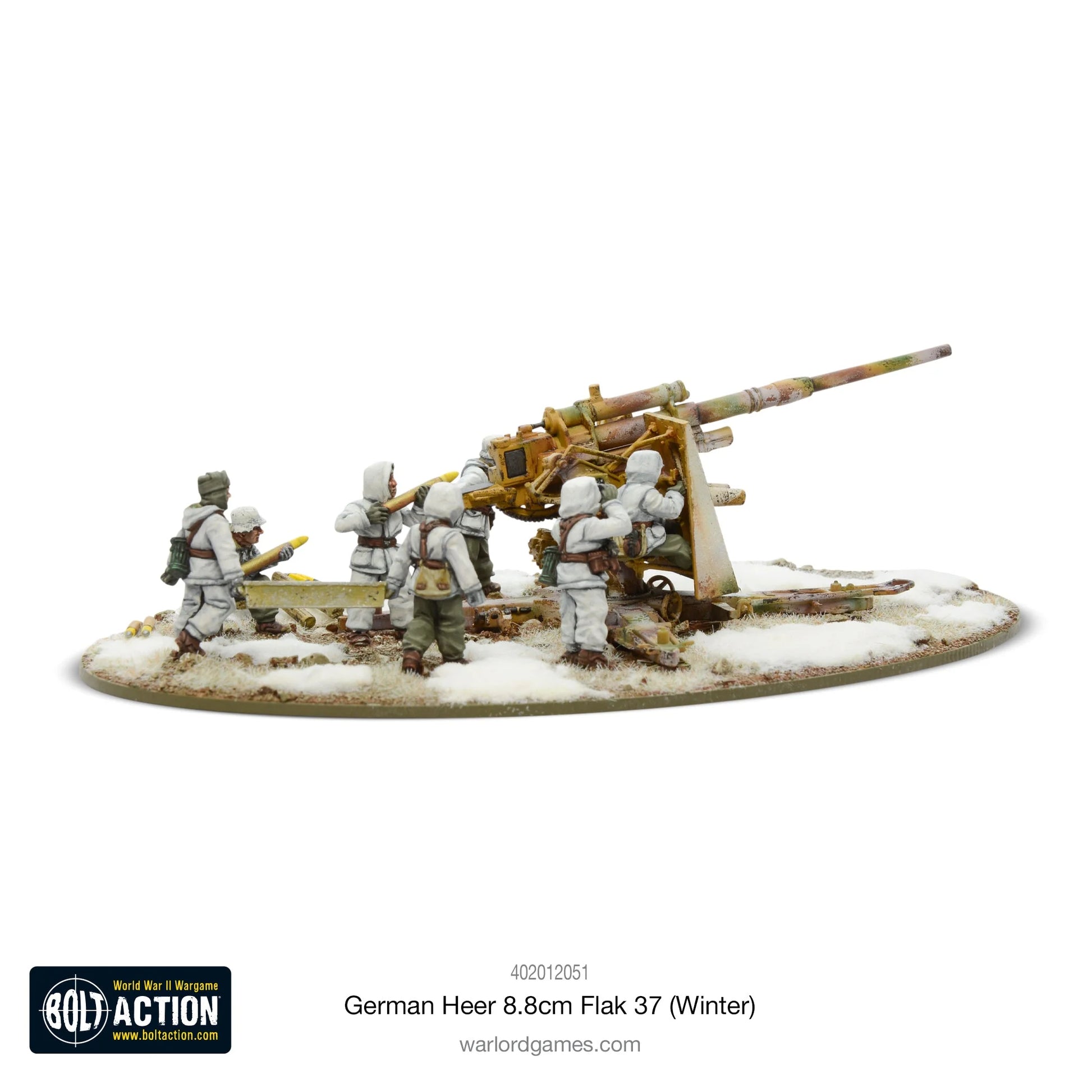 German Heer 8.8cm Flak 37 Winter Bolt Action - widok z prawej strony, działo 88mm w zimowym kamuflażu biało-dunkelgelb z zielonymi plamami, 5 figurek załogi w białych mundurach zimowych obsługujących działo, owalna podstawka ze śniegiem i trawą, kod 402012051
