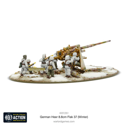 German Heer 8.8cm Flak 37 Winter Bolt Action - widok z prawej strony, działo 88mm w zimowym kamuflażu biało-dunkelgelb z zielonymi plamami, 5 figurek załogi w białych mundurach zimowych obsługujących działo, owalna podstawka ze śniegiem i trawą, kod 402012051