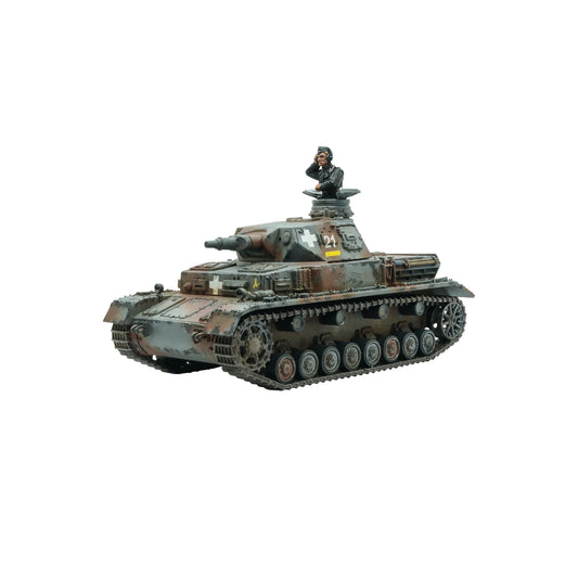 Panzer IV Ausf. B/C/D Bolt Action Warlord Games - pomalowany plastikowy model 28mm/1:56 niemieckiego czołgu średniego w zielono-brązowym kamuflażu z białym krzyżem i numerem 24 na wieży, krótka haubica 75mm KwK 37 L/24, figurka dowódcy w czarnym mundurze w otwartym włazie, gąsienice z efektem błota i weatheringu, kod 402012056