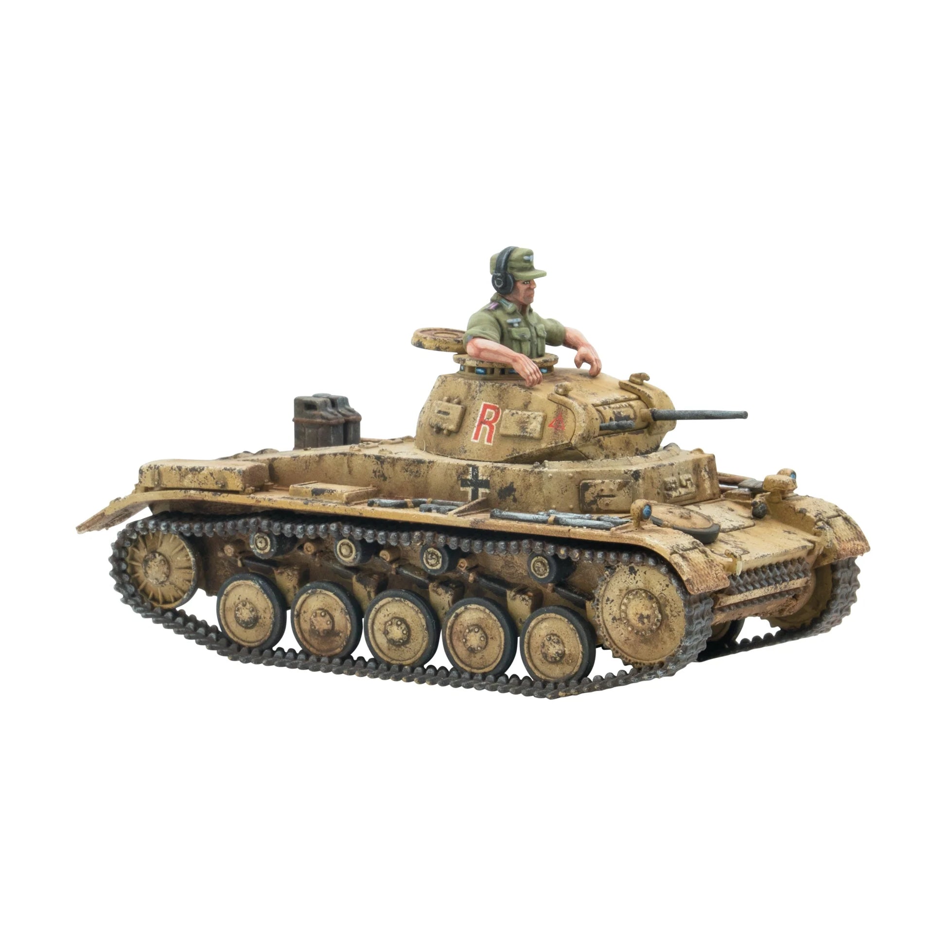 Warlord Games Panzer II – model plastikowy czołgu Panzer II w pustynnym kamuflażu DAK z czerwoną literą R na wieżyczce i dowódcą w zielonym mundurze, widok z przodu-lewej 28mm Bolt Action