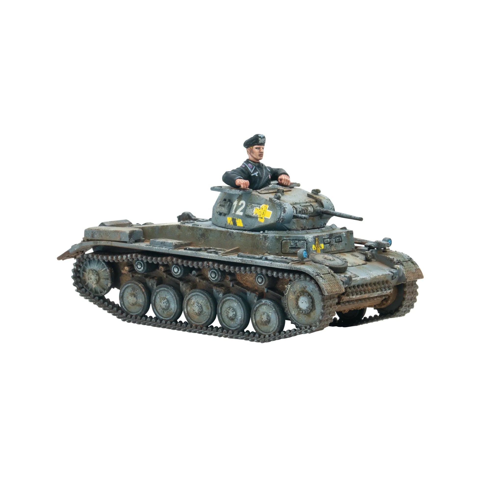 Warlord Games Panzer II – model plastikowy czołgu Panzer II w szarym kamuflażu z żółtym numerem 12 i krzyżem na wieżyczce, dowódca w czarnym mundurze z beretem, widok z przodu-lewej 28mm Bolt Action
