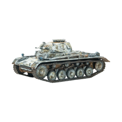 Warlord Games Panzer II – model plastikowy czołgu Panzer II w zimowym białym kamuflażu z numerem 122 na wieżyczce, widok z przodu-lewej 28mm Bolt Action
