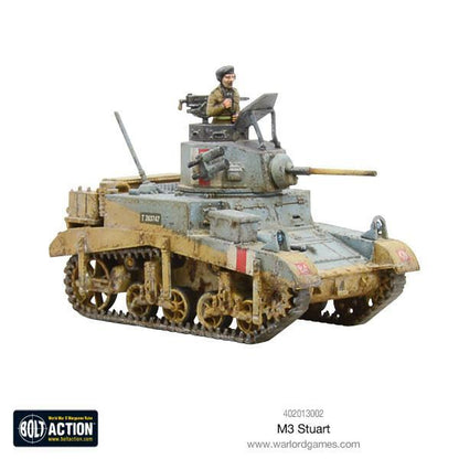 M3 Stuart British Army kamuflaż pustynny widok z tyłu z drewnianymi zbiornikami