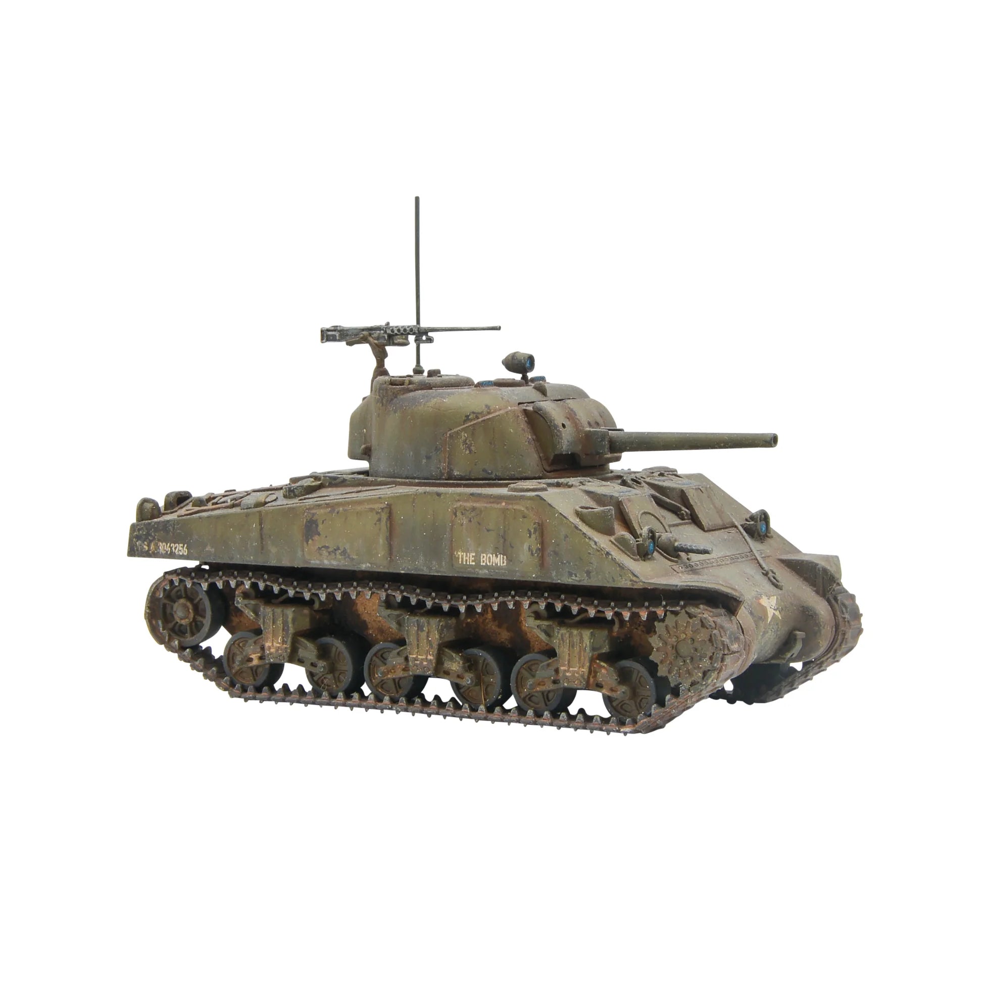 M4 Sherman Bolt Action Warlord Games - pomalowany plastikowy model 28mm/1:56 amerykańskiego czołgu średniego w oliwkowym kamuflażu OD z białą gwiazdą US Army i napisem "THE BOMB" na boku kadłuba, działo 75mm M3 w wieży, karabin maszynowy .50 Cal na wieży, antena radiowa, gąsienice z efektem błota i weatheringu, numer rejestracyjny USA 3041256, kod 402013006