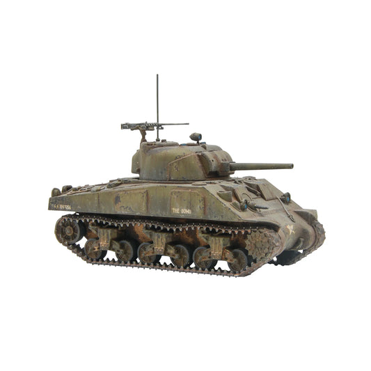 M4 Sherman Bolt Action Warlord Games - pomalowany plastikowy model 28mm/1:56 amerykańskiego czołgu średniego w oliwkowym kamuflażu OD z białą gwiazdą US Army i napisem "THE BOMB" na boku kadłuba, działo 75mm M3 w wieży, karabin maszynowy .50 Cal na wieży, antena radiowa, gąsienice z efektem błota i weatheringu, numer rejestracyjny USA 3041256, kod 402013006