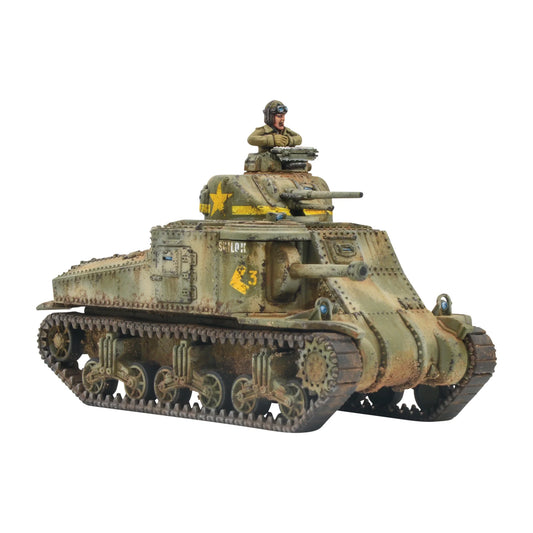 Warlord Games M3 Lee Medium Tank 402013052 – widok z prawego boku pomalowanego czołgu z oznaczeniem armii amerykańskiej i czołgistą we włazie wieży, Bolt Action

