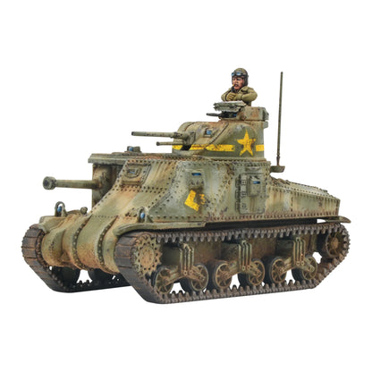 Warlord Games M3 Lee Medium Tank 402013052 – widok z lewego boku pomalowanego czołgu z oznaczeniem armii amerykańskiej i czołgistą we włazie wieży, Bolt Action
