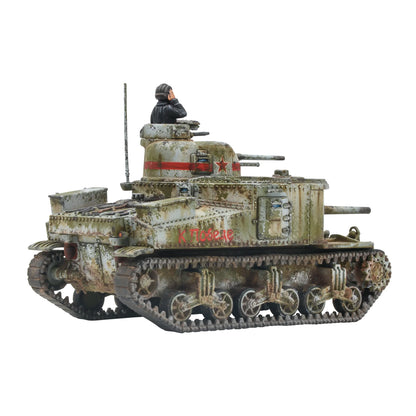 Warlord Games M3 Lee Medium Tank 402013052 – widok z tyłu pomalowanego czołgu z oznaczeniem armii radzieckiej i czołgistą we włazie wieży, Bolt Action
