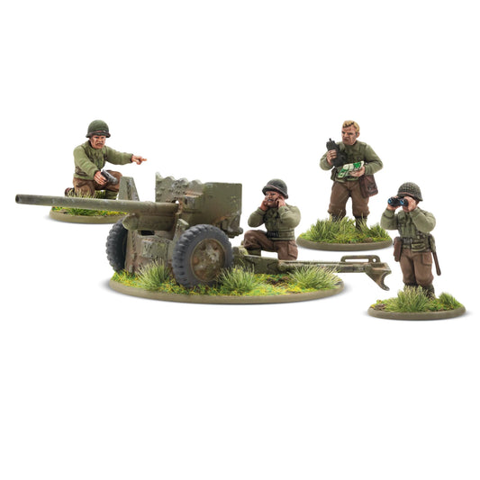 Warlord Games US 57mm Anti-Tank Gun (Plastic) – widok z lewej: armata 57mm M1 w oliwkowym kamuflażu z celowniczym w hełmie M1 klęczącym przy mechanizmie celowniczym, podstawka owalna 60mm z trawą, Bolt Action 28mm