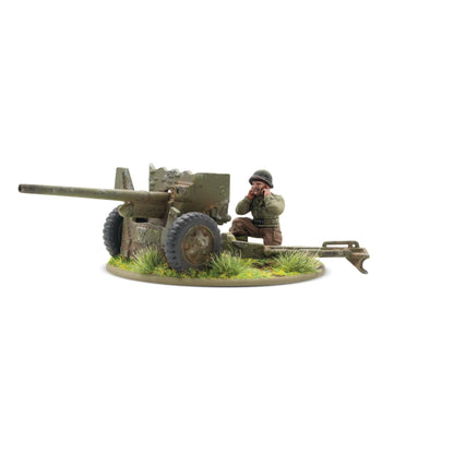 Warlord Games US 57mm Anti-Tank Gun (Plastic) – widok z prawej: armata 57mm M1 w oliwkowym kamuflażu z celowniczym w hełmie M1 klęczącym przy mechanizmie celowniczym, podstawka owalna 60mm z trawą, Bolt Action 28mm