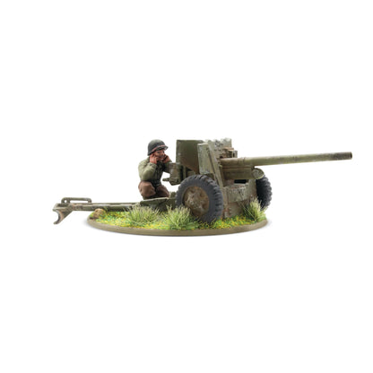 Warlord Games US 57mm Anti-Tank Gun (Plastic) – widok od tyłu: armata 57mm M1 z celowniczym w hełmie M1 klęczącym przy mechanizmie celowniczym, detale mechanizmu odrzutu i drążków holowniczych, podstawka owalna 60mm, Bolt Action 28mm