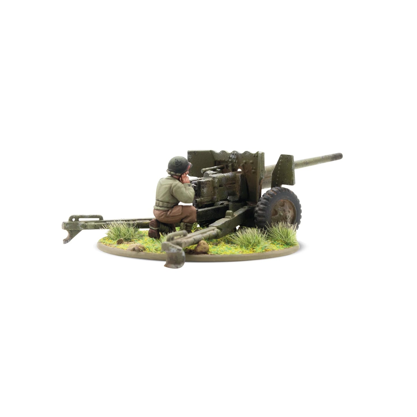 Warlord Games US 57mm Anti-Tank Gun (Plastic) – widok z tyłu-lewej: armata 57mm M1 z celowniczym w hełmie M1 klęczącym przy mechanizmie celowniczym, łuski i naboje na podstawce 60mm z trawą, Bolt Action 28mm