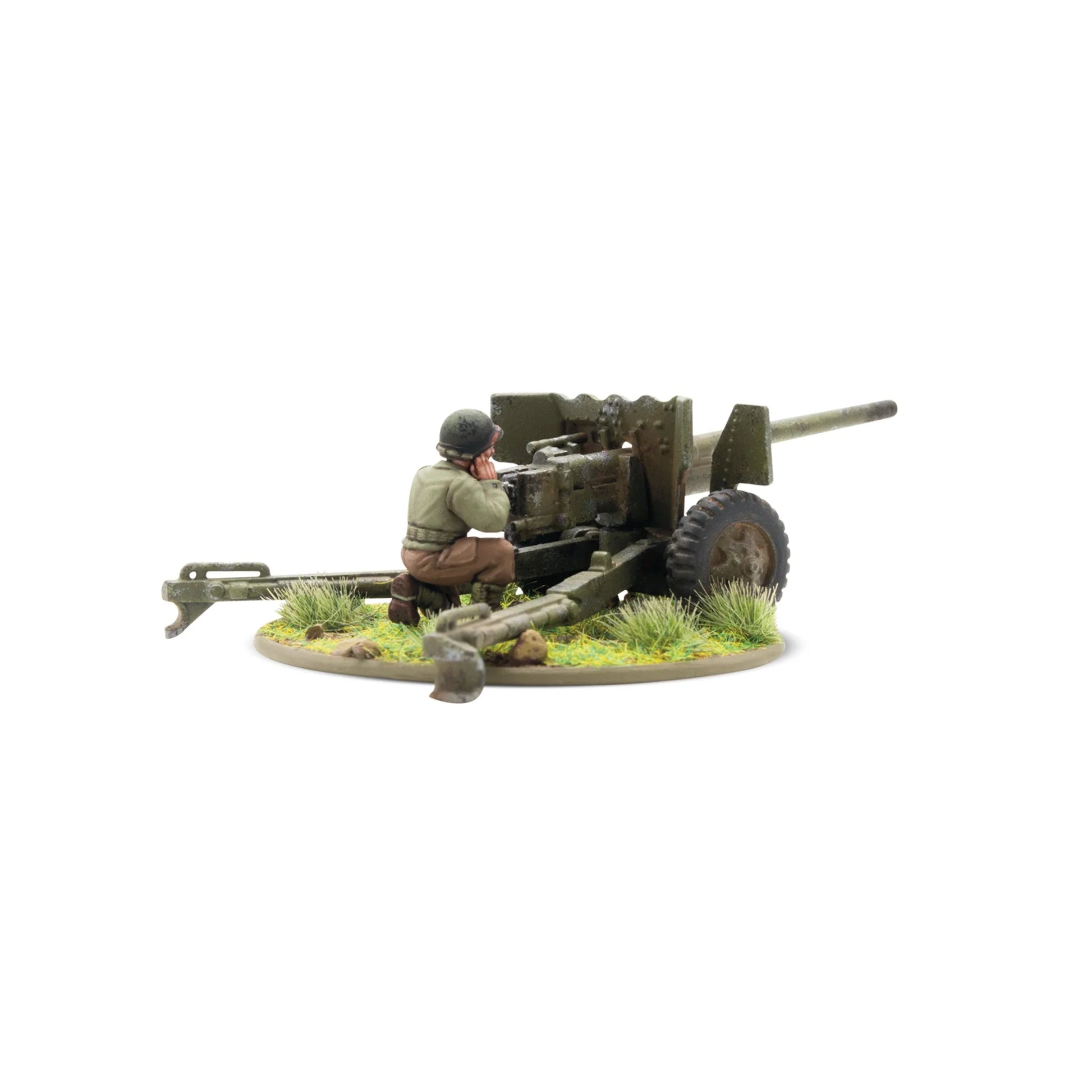 Warlord Games US 57mm Anti-Tank Gun (Plastic) – widok z tyłu-lewej: armata 57mm M1 z celowniczym w hełmie M1 klęczącym przy mechanizmie celowniczym, łuski i naboje na podstawce 60mm z trawą, Bolt Action 28mm