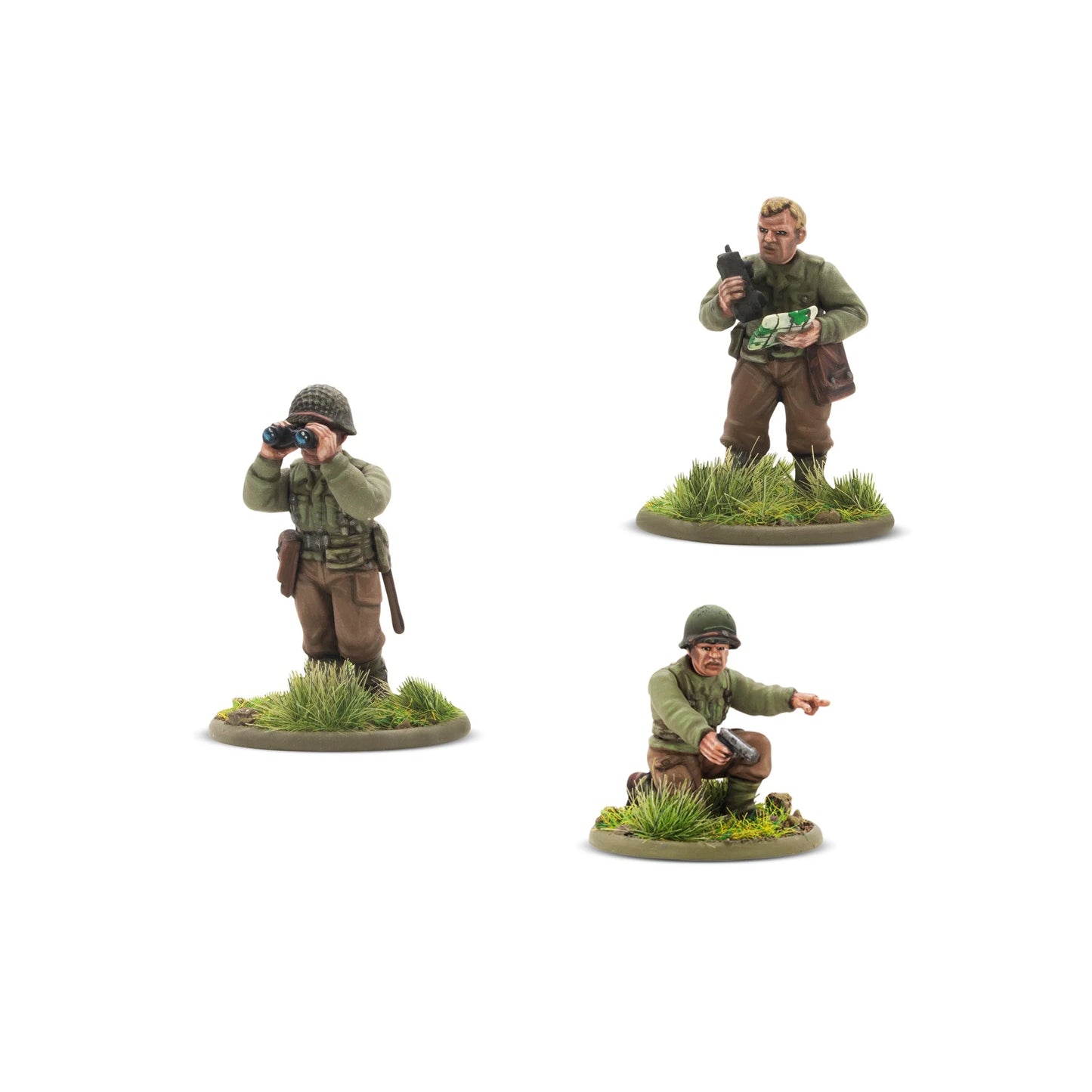 Warlord Games US 57mm Anti-Tank Gun (Plastic) – 3 figurki dowództwa US Army 28mm od tyłu: obserwator stojący w hełmie M1 z lornetką (lewa), oficer stojący bez nakrycia głowy z pistoletem (prawa góra), dowódca klęczący w hełmie M1 z pistoletem (prawa dół), detale plecaków i wyposażenia Bolt Action