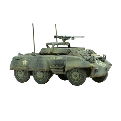 Warlord Games Stars and Stripes US Starter Army – pudełko Bolt Action Stars and Stripes US Starter Army: widok całej armii na stole – 36 figurek piechoty, zespół MMG, zespół moździerza, armata 57mm, samochód pancerny M8 i czołg Sherman 28mm