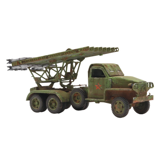 Katyusha Multiple Rocket Launcher - Bolt Action 28mm - BM-13 Studebaker widok z lewego boku Soviet green kamuflaż wyrzutnia rakiet red star weathering - Warlord Games