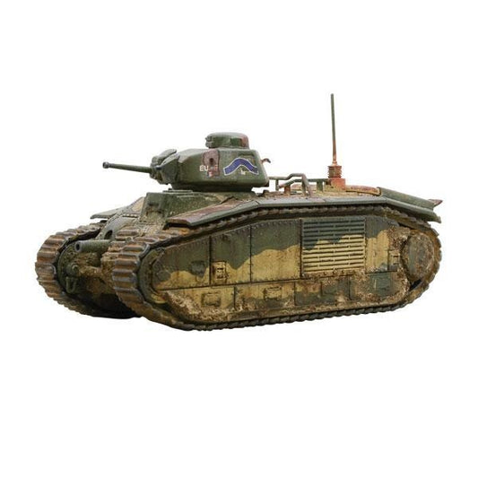 Char B1 bis Bolt Action Warlord Games - pomalowany plastikowy model 28mm francuskiego ciężkiego czołgu przełamania w zielono-piaskowym kamuflażu z niebieskim symbolem fali na wieży APX4 z armatą 47mm SA 35, haubica 75mm w kadłubie, antena radiowa, gąsienice z efektem błota i weatheringu, kod 402015502