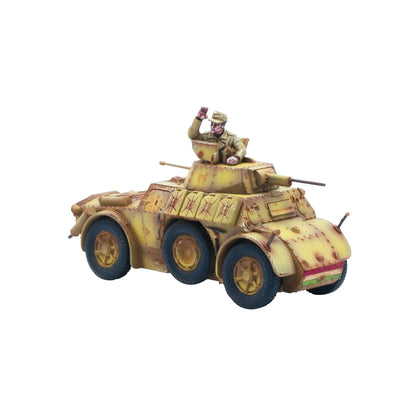 Autoblinda AB41/43 Armoured Car - Bolt Action 28mm - pomalowany model widok z boku: dowódca w otwartej wieży z lornetką, lekkie działo automatyczne, kamuflaż trójkolorowy pustynny (khaki, żółty, brązowy) z efektami weatheringowymi, 4 koła z niebieskimi oponami, flaga włoska - skala 1/56 - Warlord Games