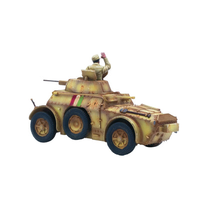 Autoblinda AB41/43 Armoured Car - Bolt Action 28mm - pomalowany model widok z tyłu: dowódca w wieży z podniesioną ręką, lekkie działo automatyczne, kamuflaż trójkolorowy pustynny z flagą włoską (czerwono-biało-zielona), 4 koła z niebieskimi oponami, pancerz nitowany - skala 1/56 - Warlord Games